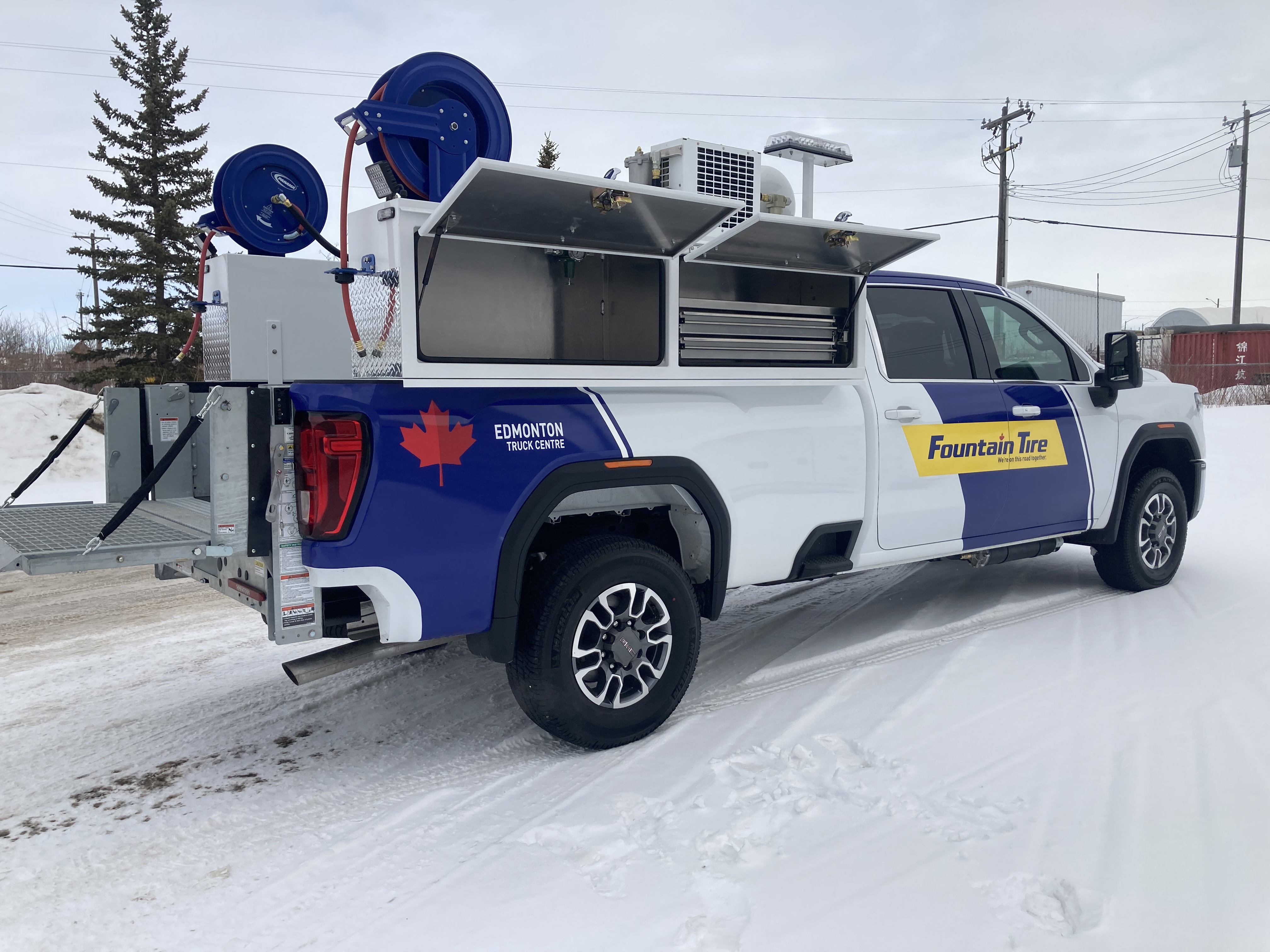 Tire service truck body with open side compartments and equipment storage